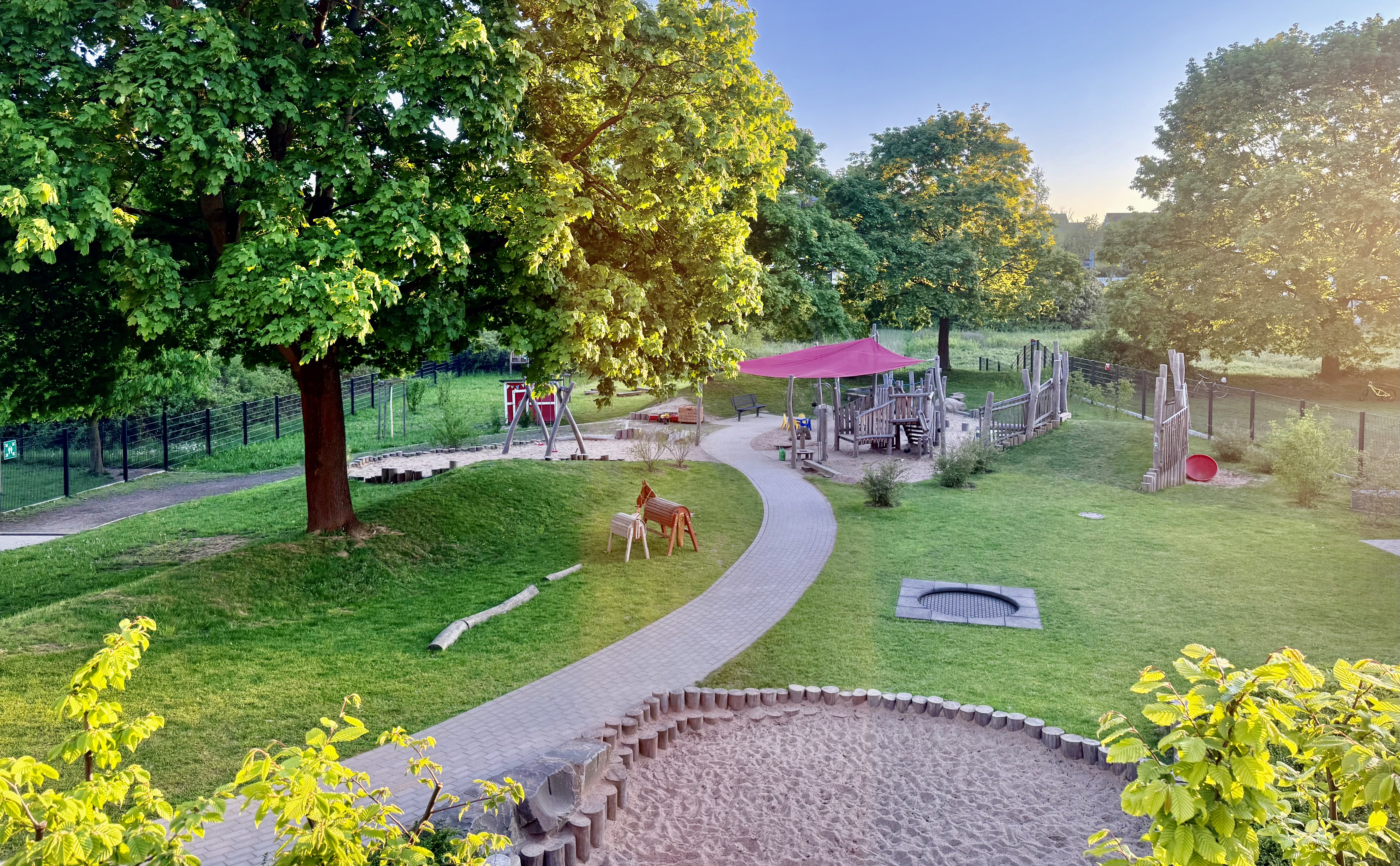 Blick in den Garten mit Spielbereich